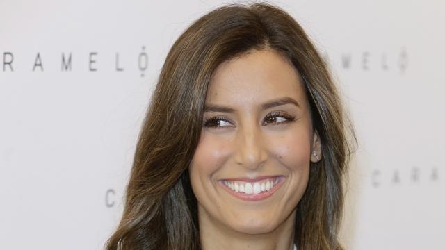 Ana Boyer sonríe para los medios en el evento de Caramelo