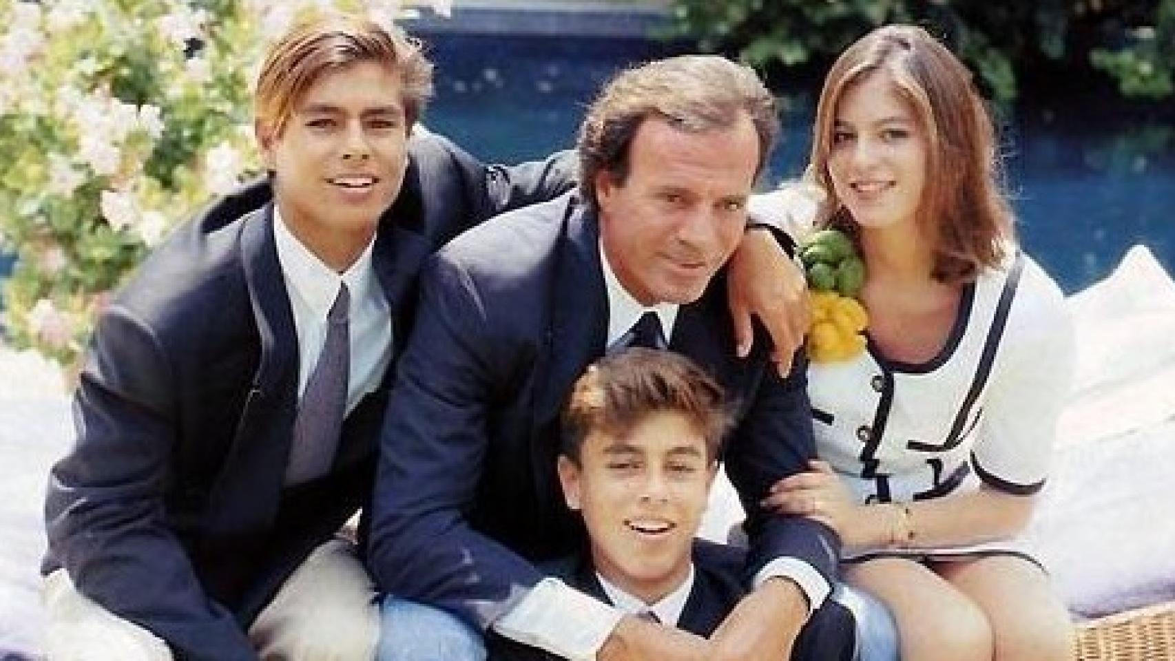 Julio Iglesias abraza a Enrique Iglesias mientras Julio José y Chabeli posan