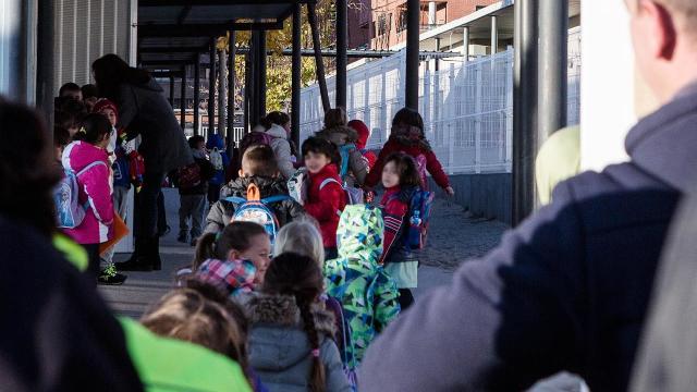 Escolares entran en el colegio público de Los Quiñones.