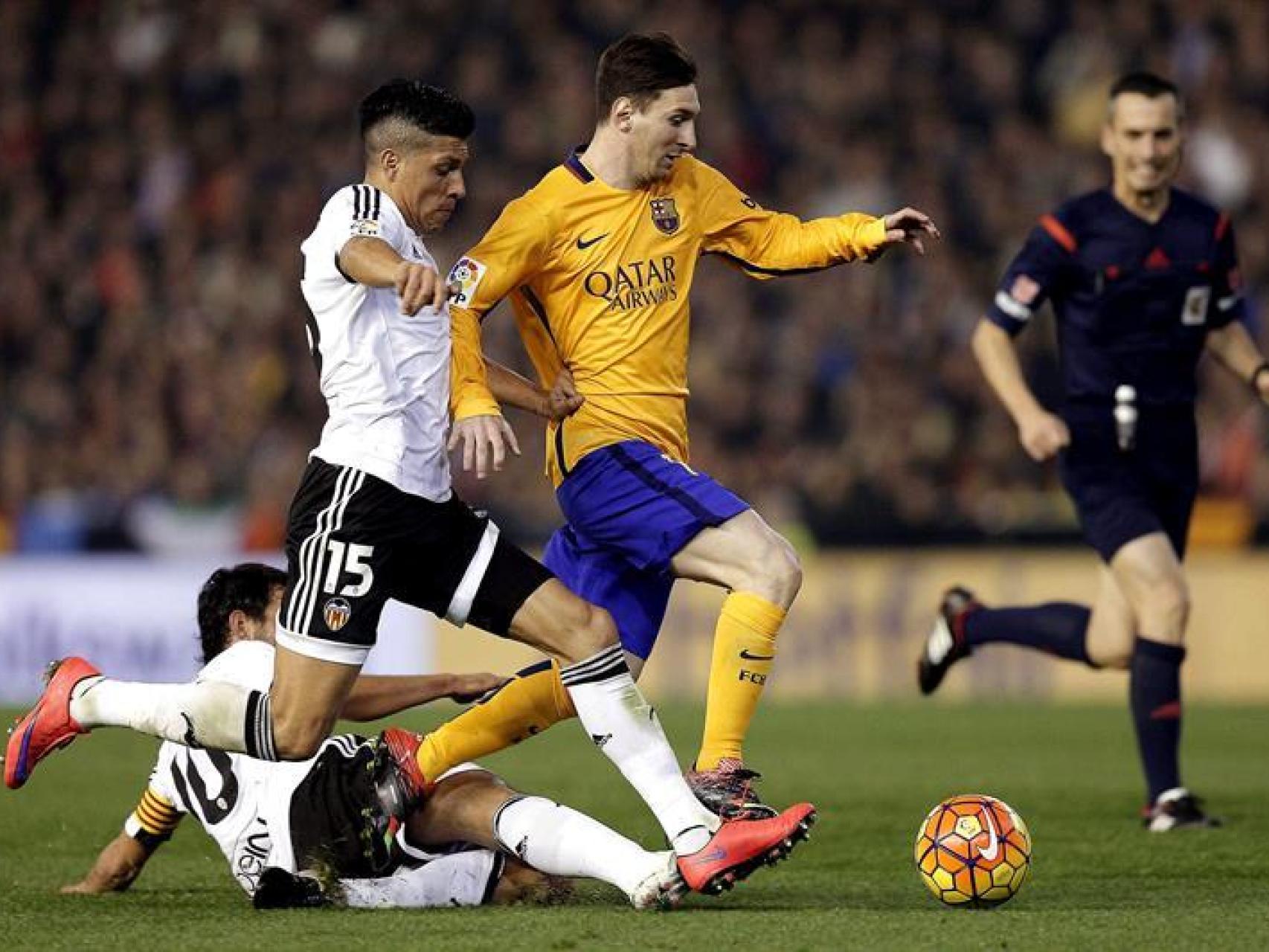Messi conduce el balón ante Dani Parejo y Enzo Pérez.