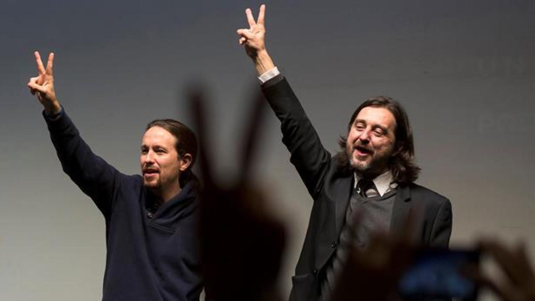 Pablo Iglesias, acompañado por Rafa Mayoral, portavoz de Podemos.