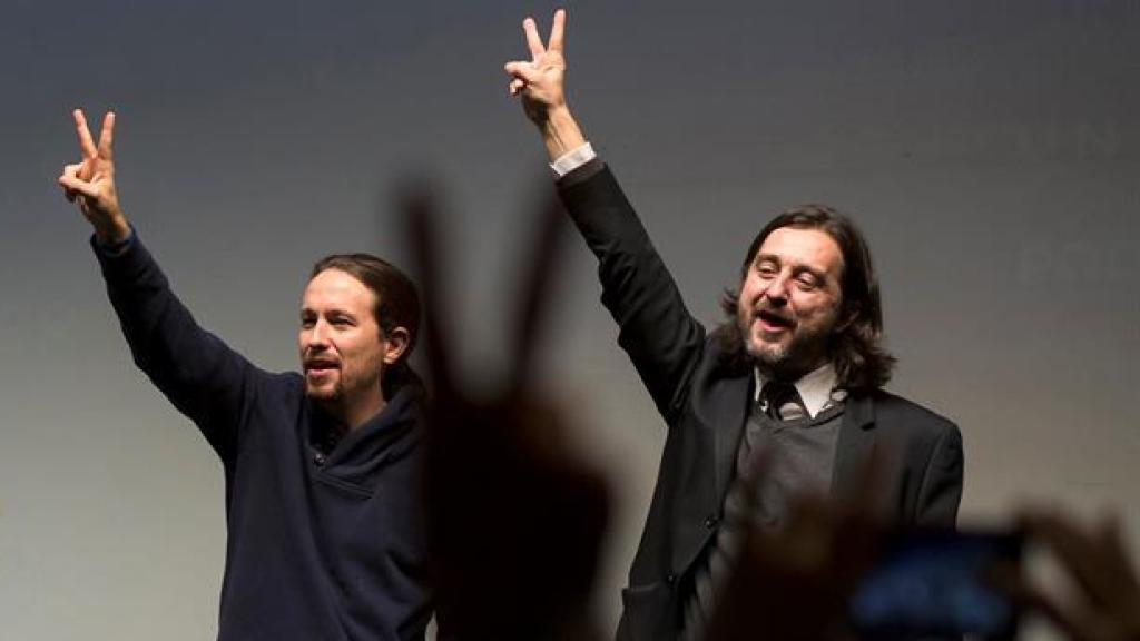 Iglesias acompañado por el responsable de Relaciones con la Sociedad Civil, Rafa Mayoral y la juez Victoria Rosell. Carlos Díaz/EFE