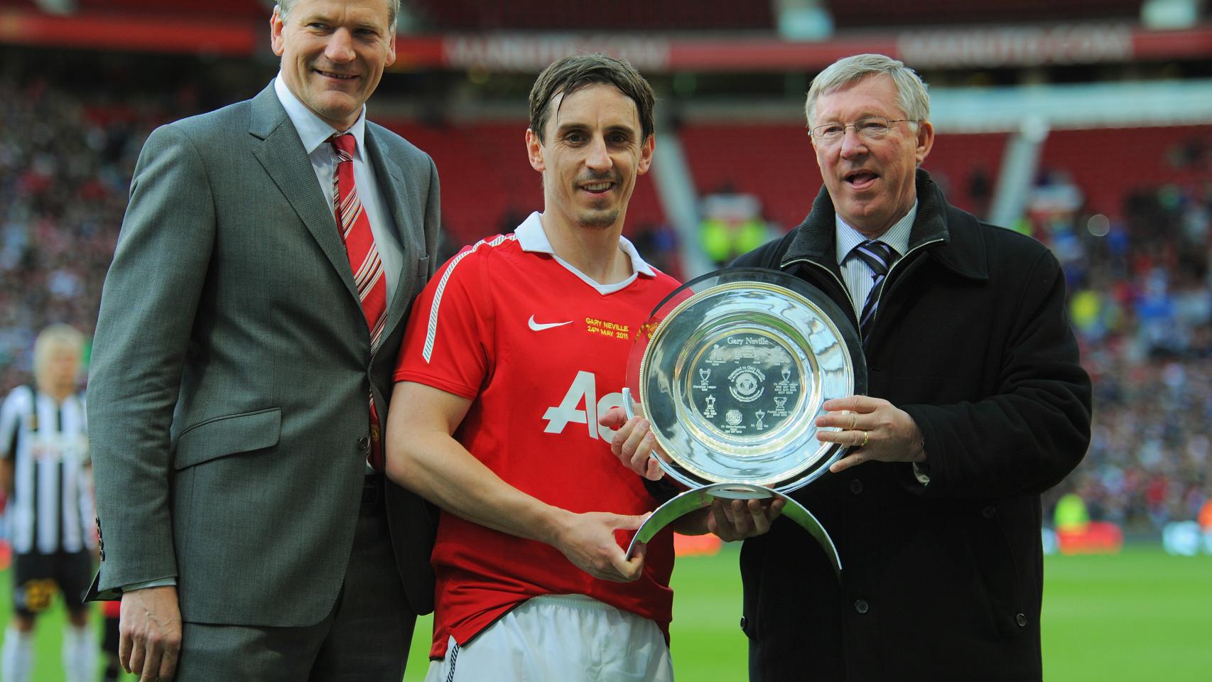 Gary Neville en su homenaje junto a Ferguson. / Getty Images