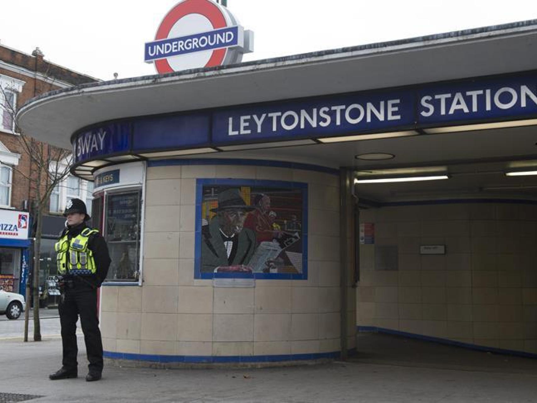 Un policía custodia la entrada dela estación del metro de Leytonstone