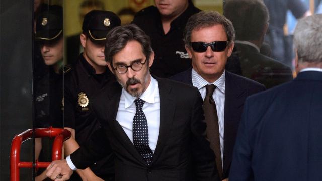 Jordi Pujol Ferrusola y su abogado, Cristobal Martell, abandonan el juzgado en 2014.