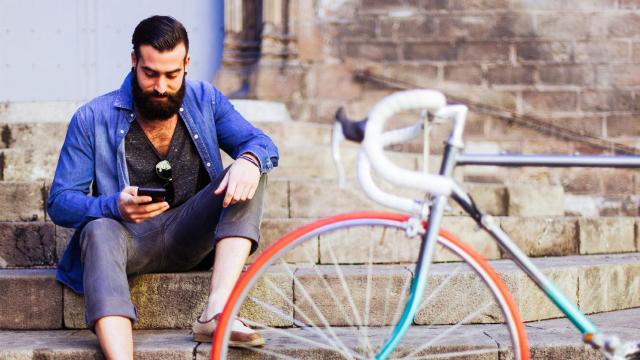 ¿Tiene bigote o barba?