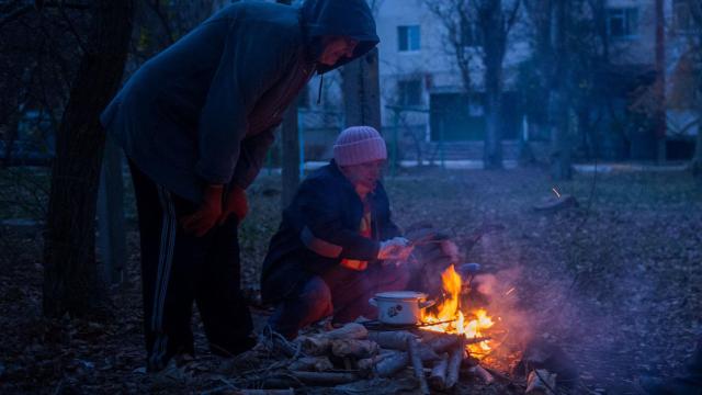 La población sobrevive encendiendo hogueras en grupo