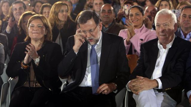 Rajoy se informa sobre el atentado en Kabul durante el mitin en Orihuela.