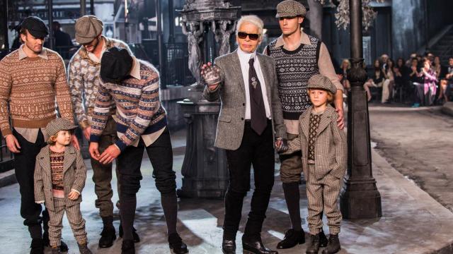 Karl Lagerfeld saluda al final del desfile de Chanel en Roma