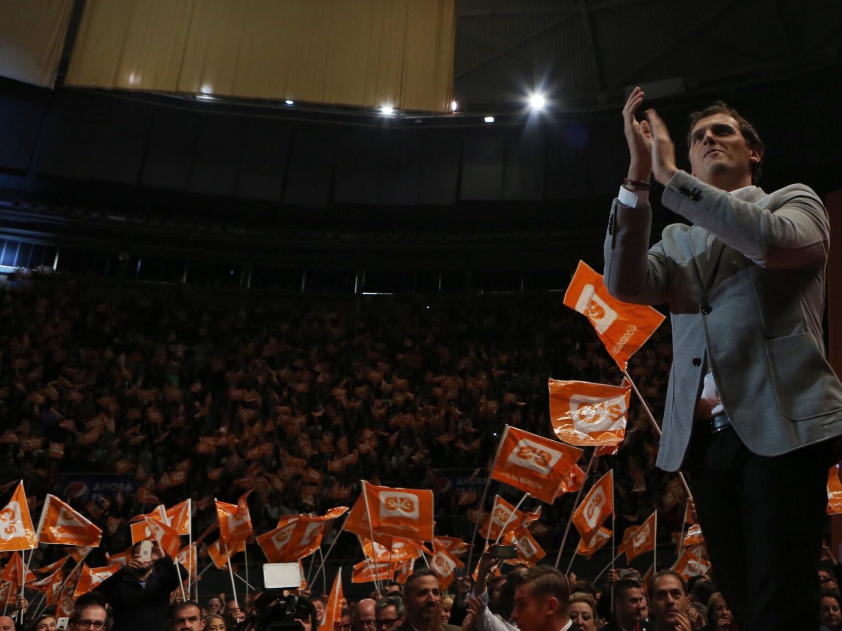 La nueva política abarrota sus grandes mitines de campaña