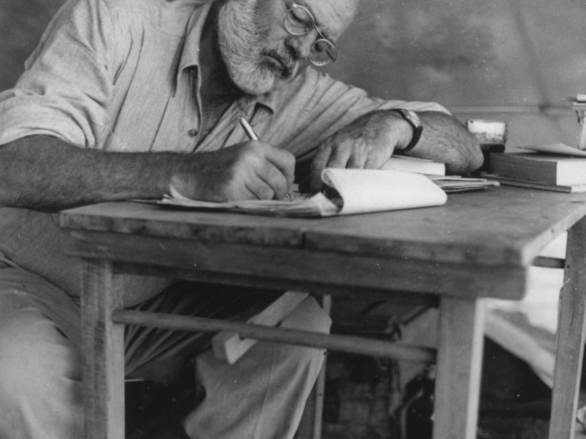 Hemingway escribiendo en un viaje a Kenia.