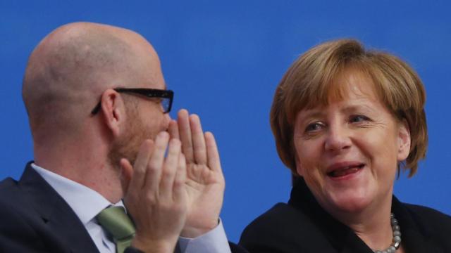 Aplauso del partido para la canciller tras limitar su política de acogida a los refugiados