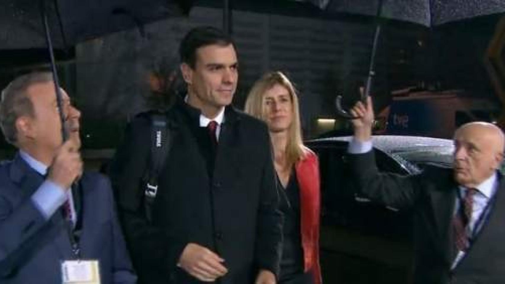 Pedro Sánchez llega al debate con abrigo y su inseparable mochila