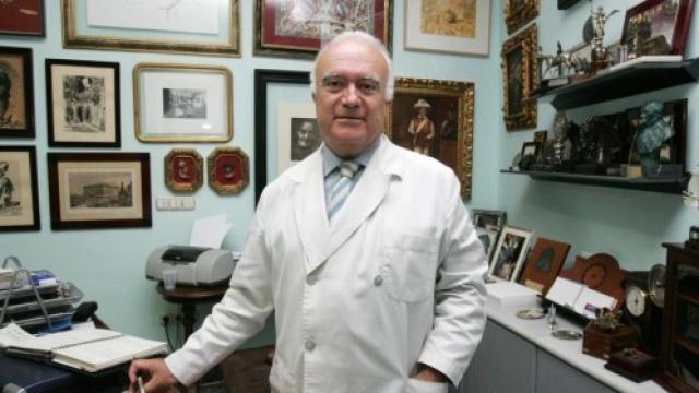 El psiquiatra de la alta sociedad sevillana está acusado de abusos
