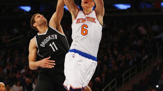 Porzingis machaca el aro ante los Nets.