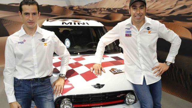El piloto español Joan Nani Roma y su nuevo copiloto, Álex Haro.