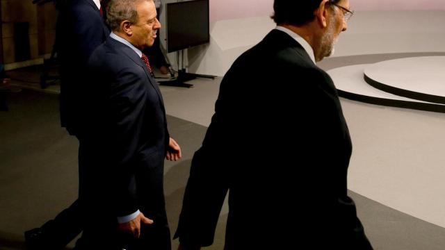 Mariano Rajoy y Pedro Sánchez junto con el moderador.