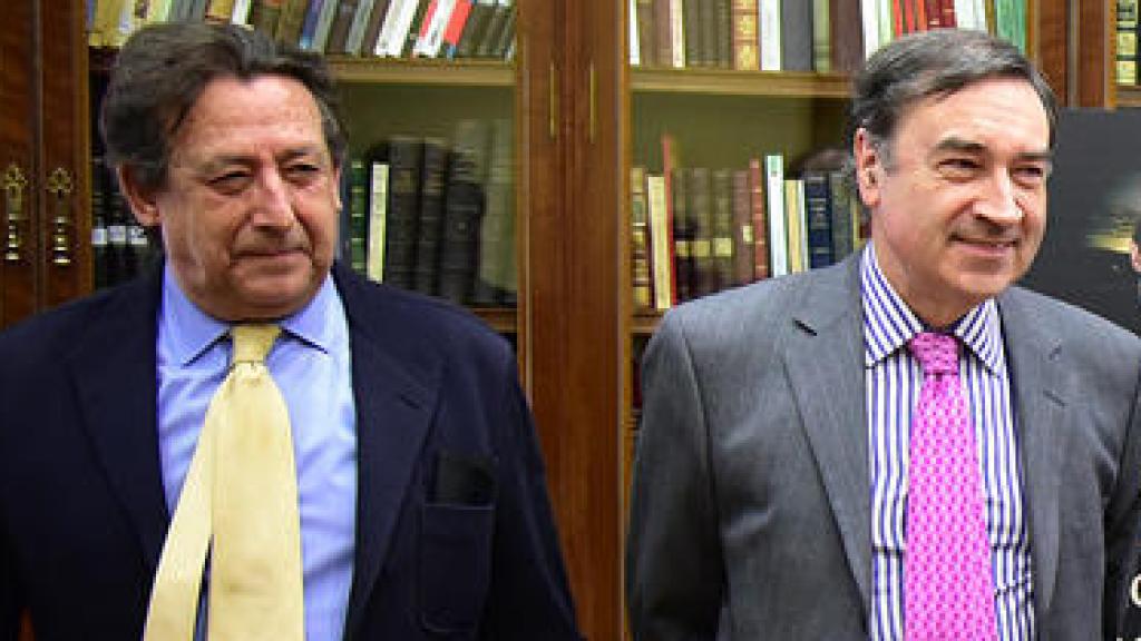 Alfonso Ussía y Pedro J. Ramírez durante la presentación de un libro en 2016.