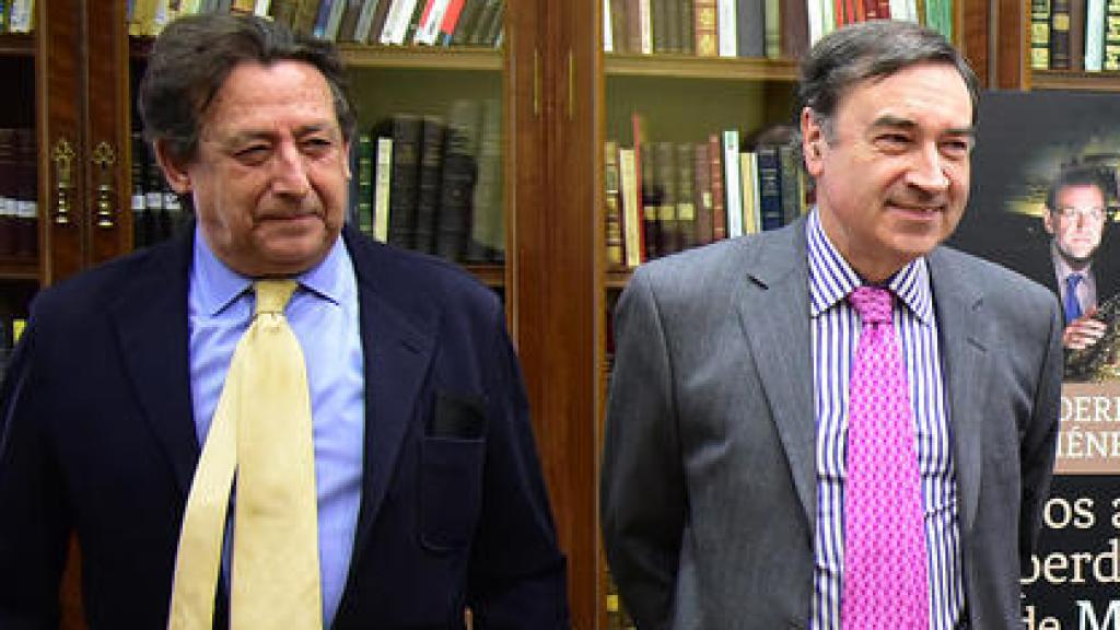 Alfonso Ussía y Pedro J. Ramírez durante la presentación de un libro en 2016.
