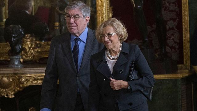 Manuela Carmena y su esposo, Eduardo Leira, en el Palacio Real. / Angel de Antonio / Pool