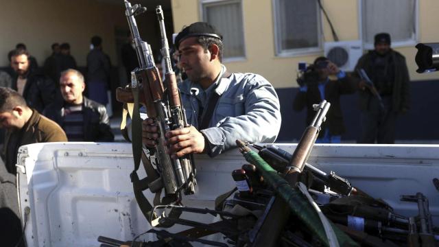 La policía amontona armas en Afganistán.