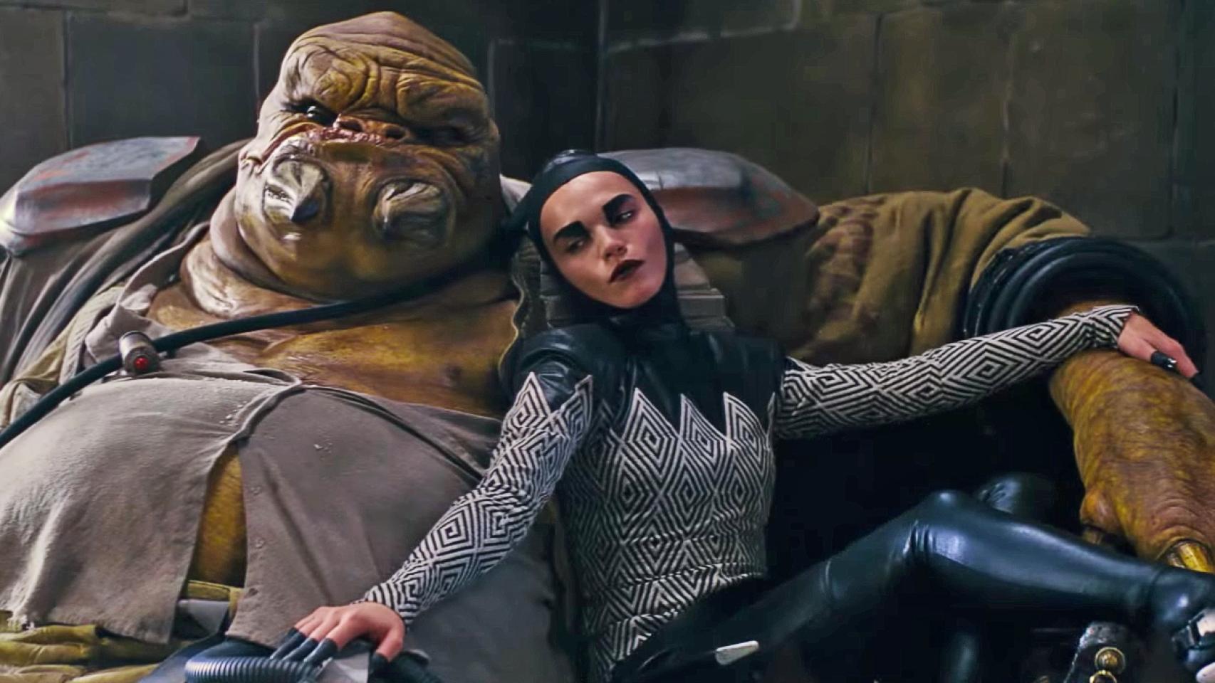 El alienígena de colmillos y su compañera pasan el rato en la cantina de Maz Kanata