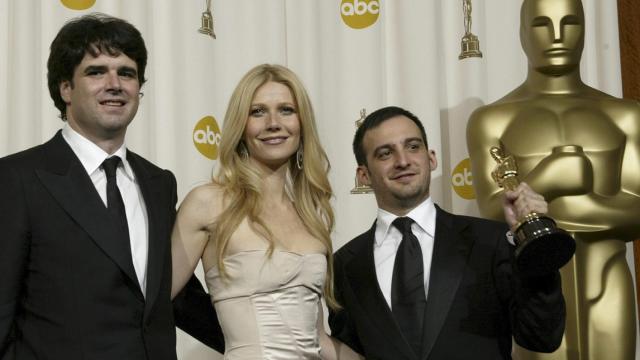 Alejandro Amenábar y el productor Fernando Bovaita, con Gwyneth Paltrow y el Oscar de Mar adentro