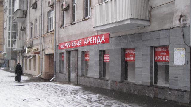 Anuncio de se alquila sobre una casa en el centro histórico de Moscú
