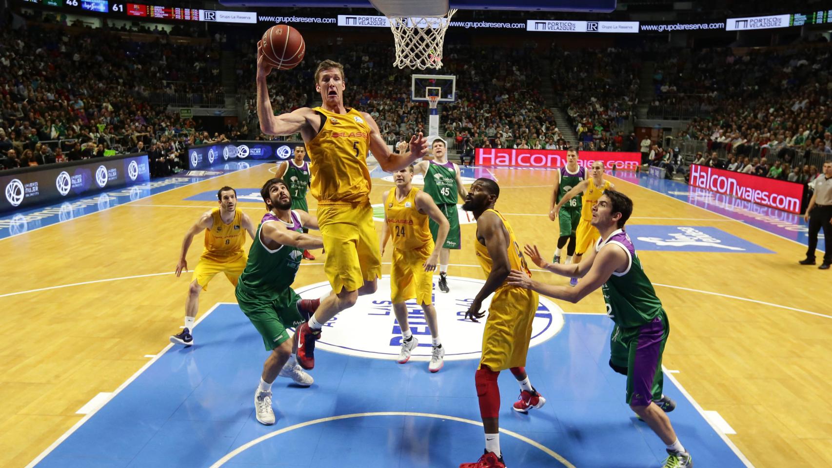 Justin Doellman captura un rebote en la zona de Unicaja