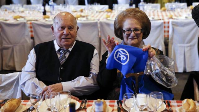 Asistentes a la cena de cierre de campaña del PP en Madrid.