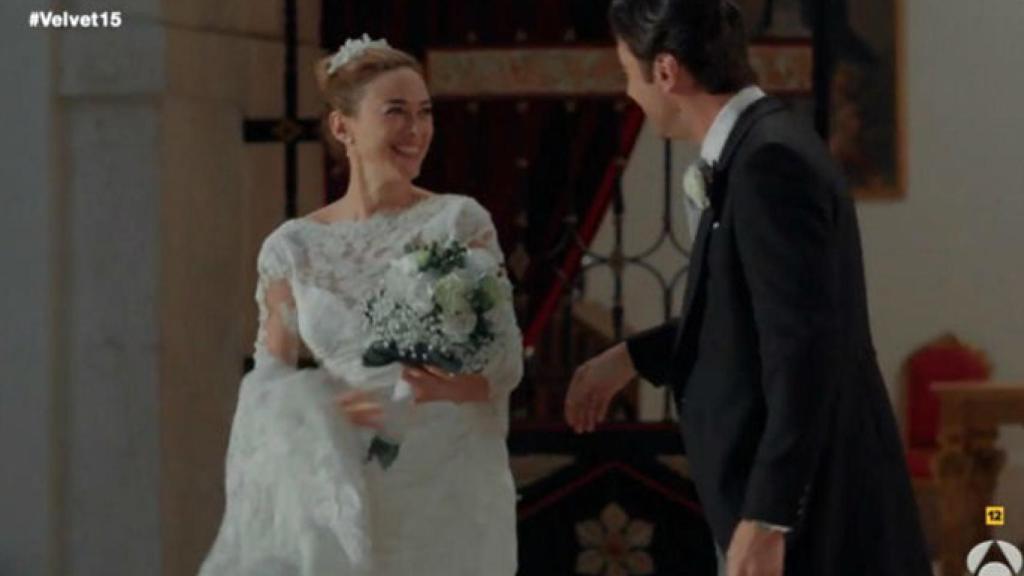 Marta Hazas y Javier Rey en la boda de sus personajes en 'Velvet' (Atresmedia)