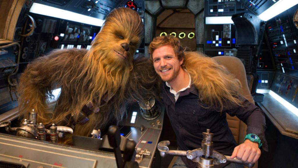 Chewbacca y Álvaro de la Lama en el Halcón milenario (Mediaset España)