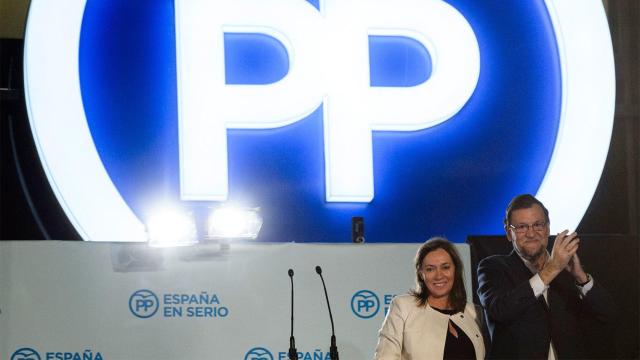 Mariano Rajoy y su esposa, en el balcón de Génova 13.