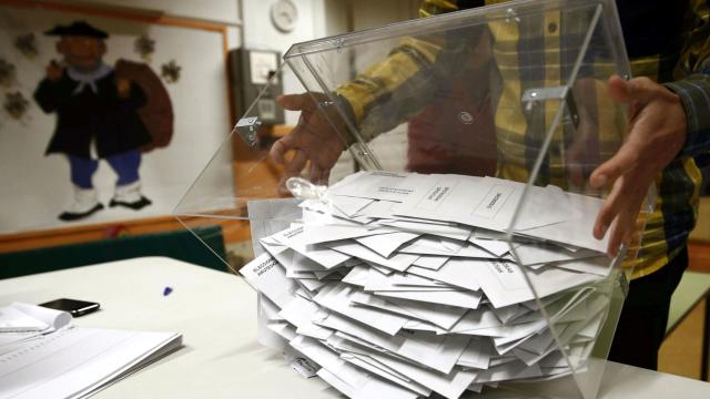 Recuento de votos en un colegio de Navarra.