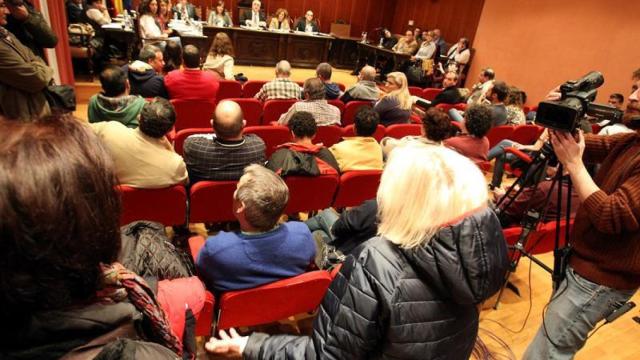 Una mujer interpela al alcalde durante el pleno de este martes.