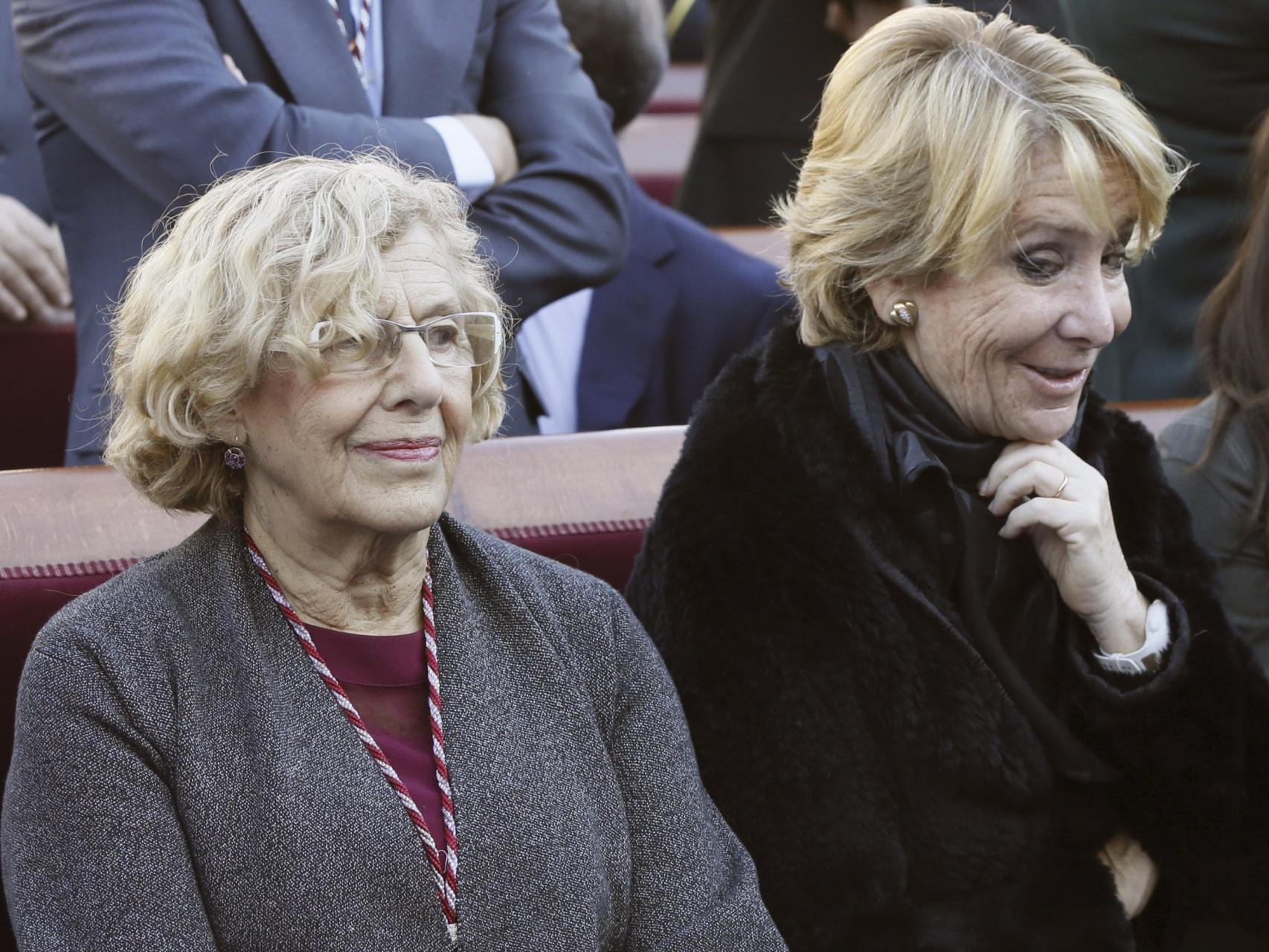 Esperanza Aguirre y Manuela Carmena, durante la misa de honor a la virgen de la Almudena