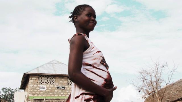 Una joven embarazada en Maweni, una isla del condado keniano de Lamu.