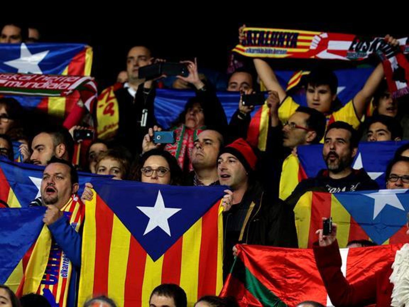 Esteladas durante un partido amistoso entre Catalunya y Euskadi.