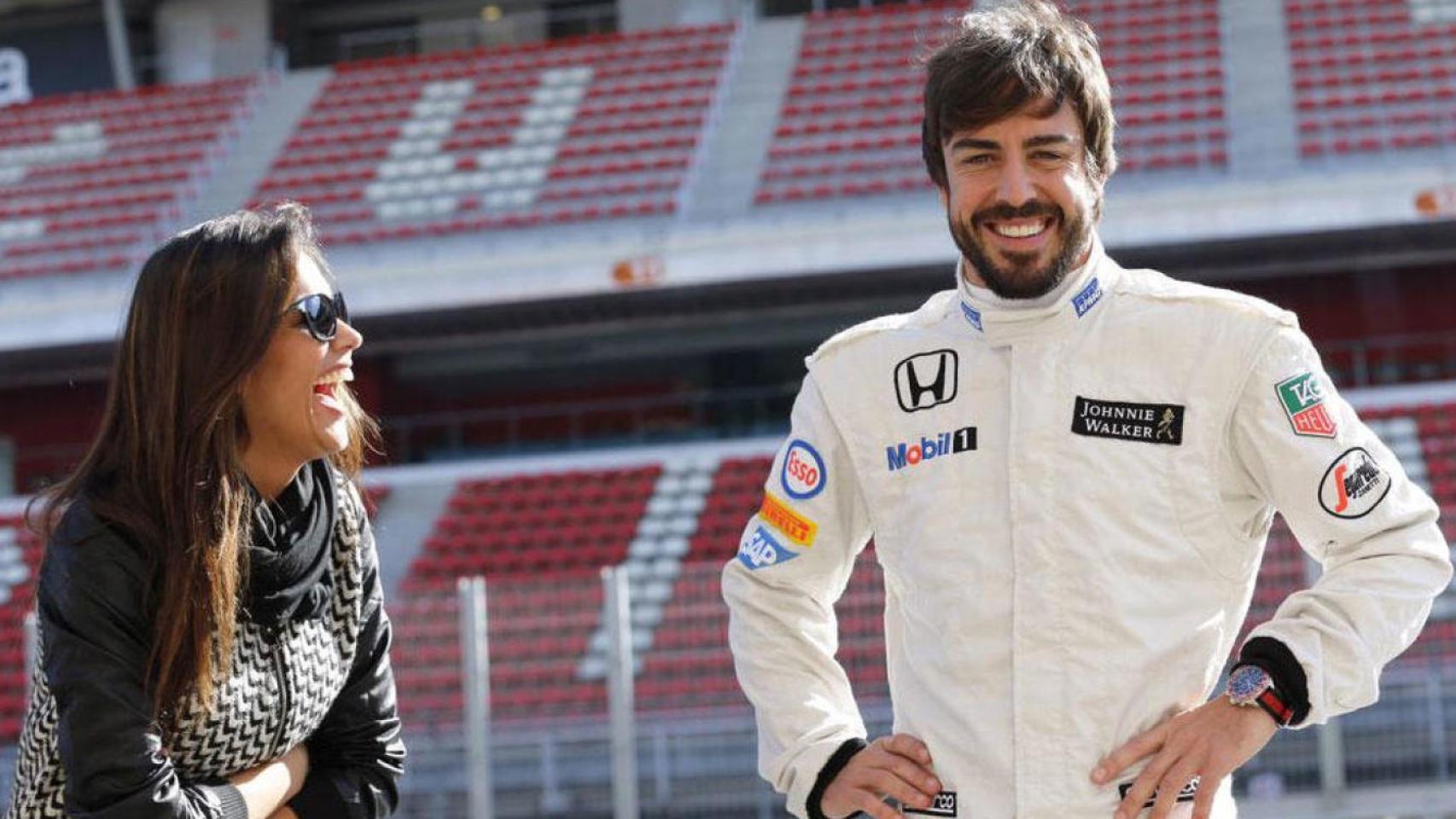 El piloto volvió al circuito tras el accidente, acompañado de su chica