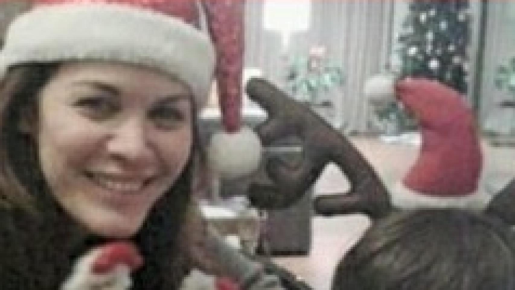 Fabiola Martínez disfrazada de Papa Noel junto a sus dos hijos