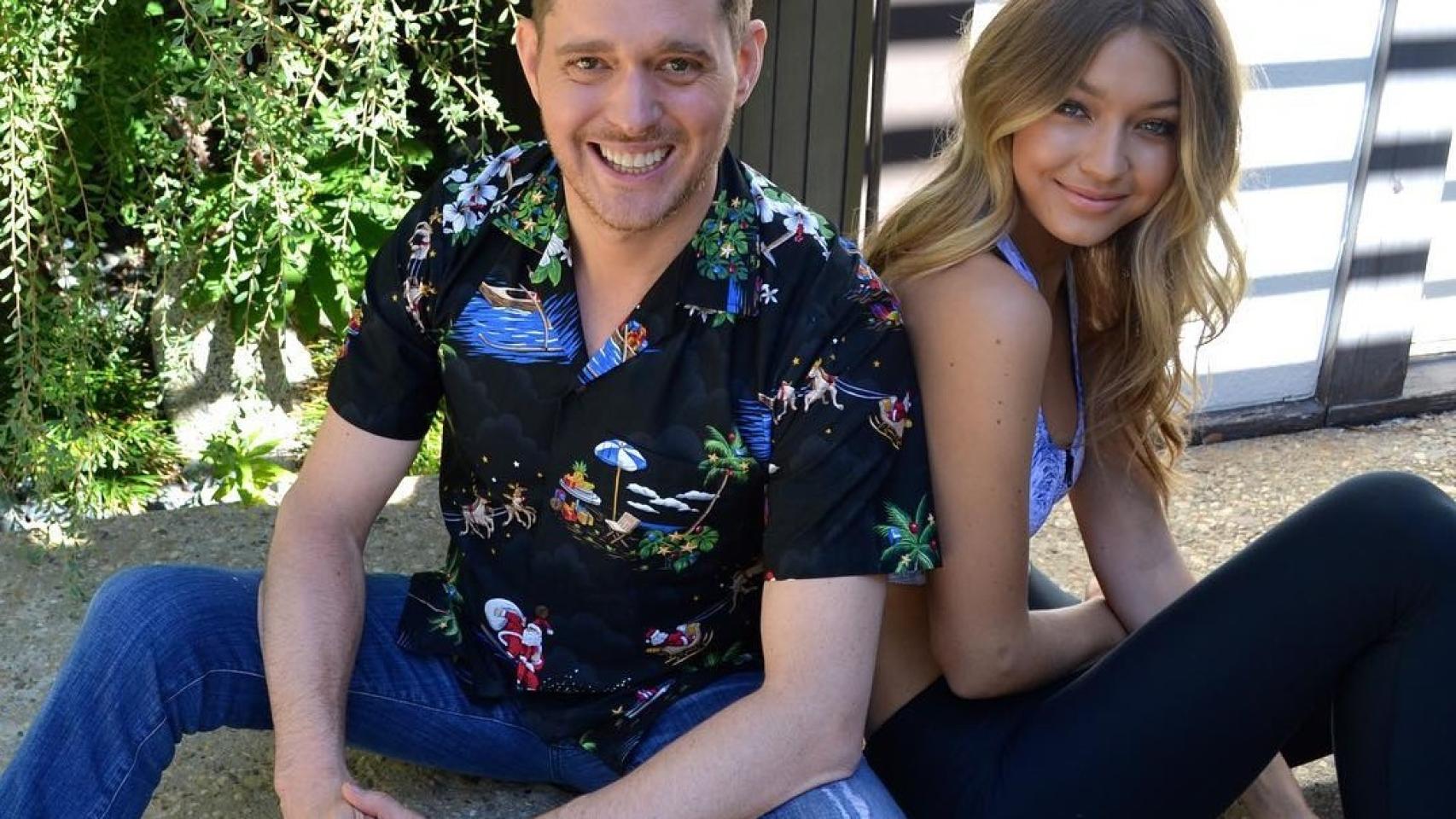 Michael Bublé pasa las navidades con Gigi Hadid ataviado con camisa navideña