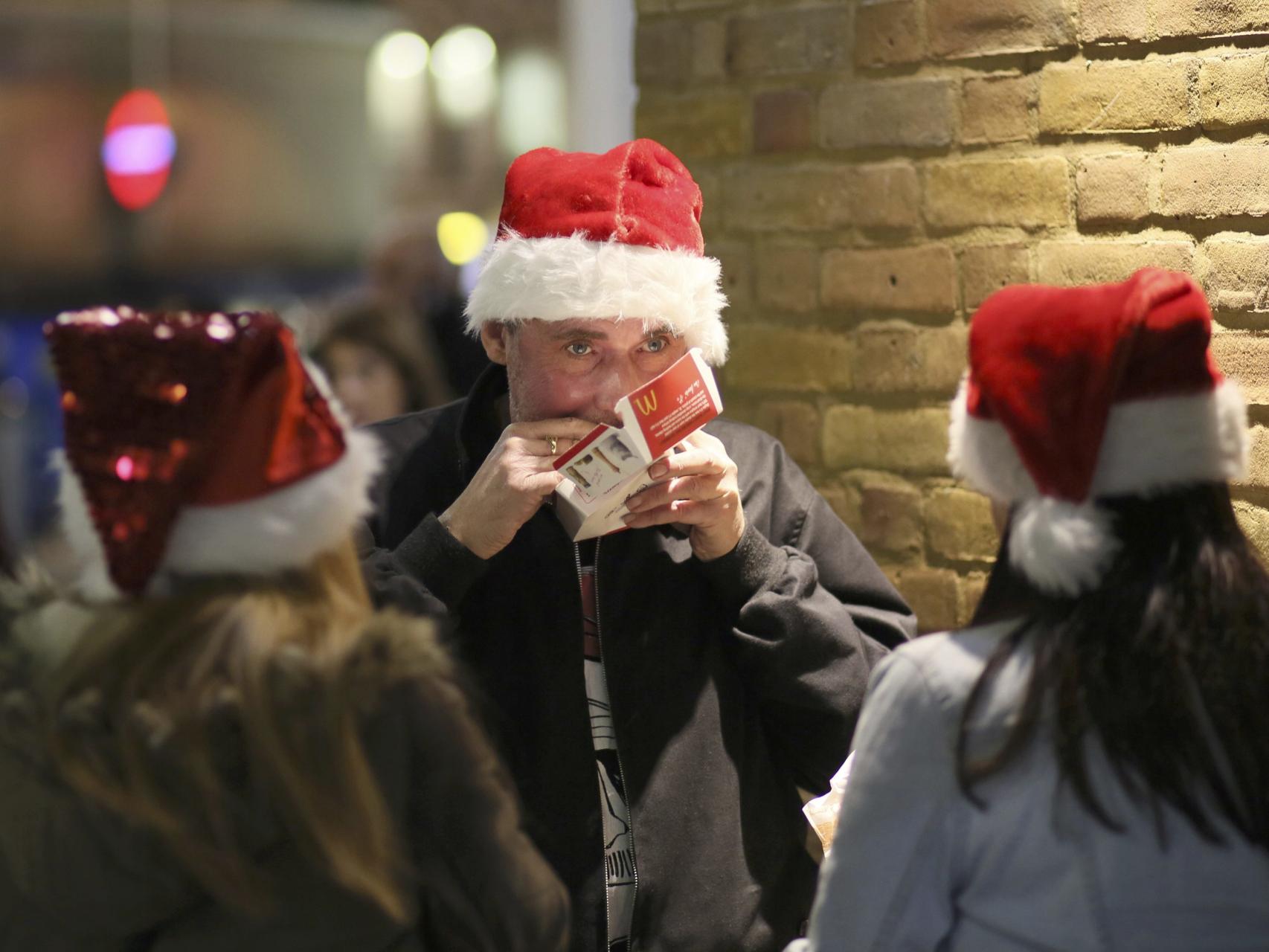 Un pasajero del metro de Londres, estas Navidades.