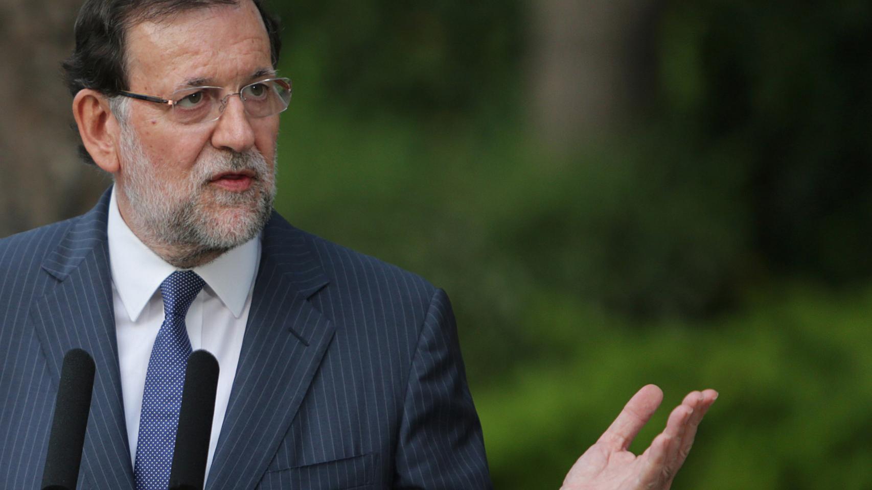 Rajoy en un acto de campaña luce un pelo más oscuro que el de esta mañana