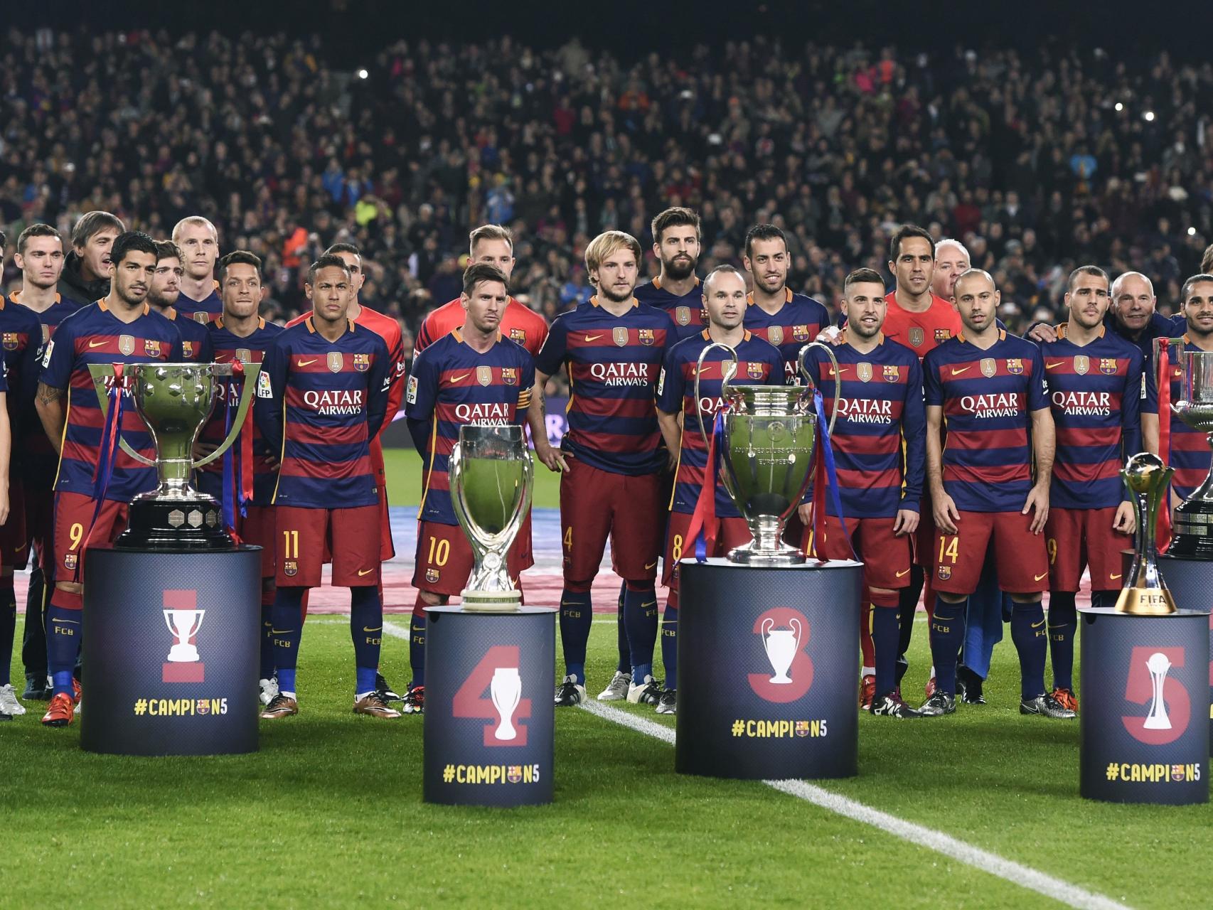 Los jugadores del Barcelona posan con los trofeos logrados durante el año.