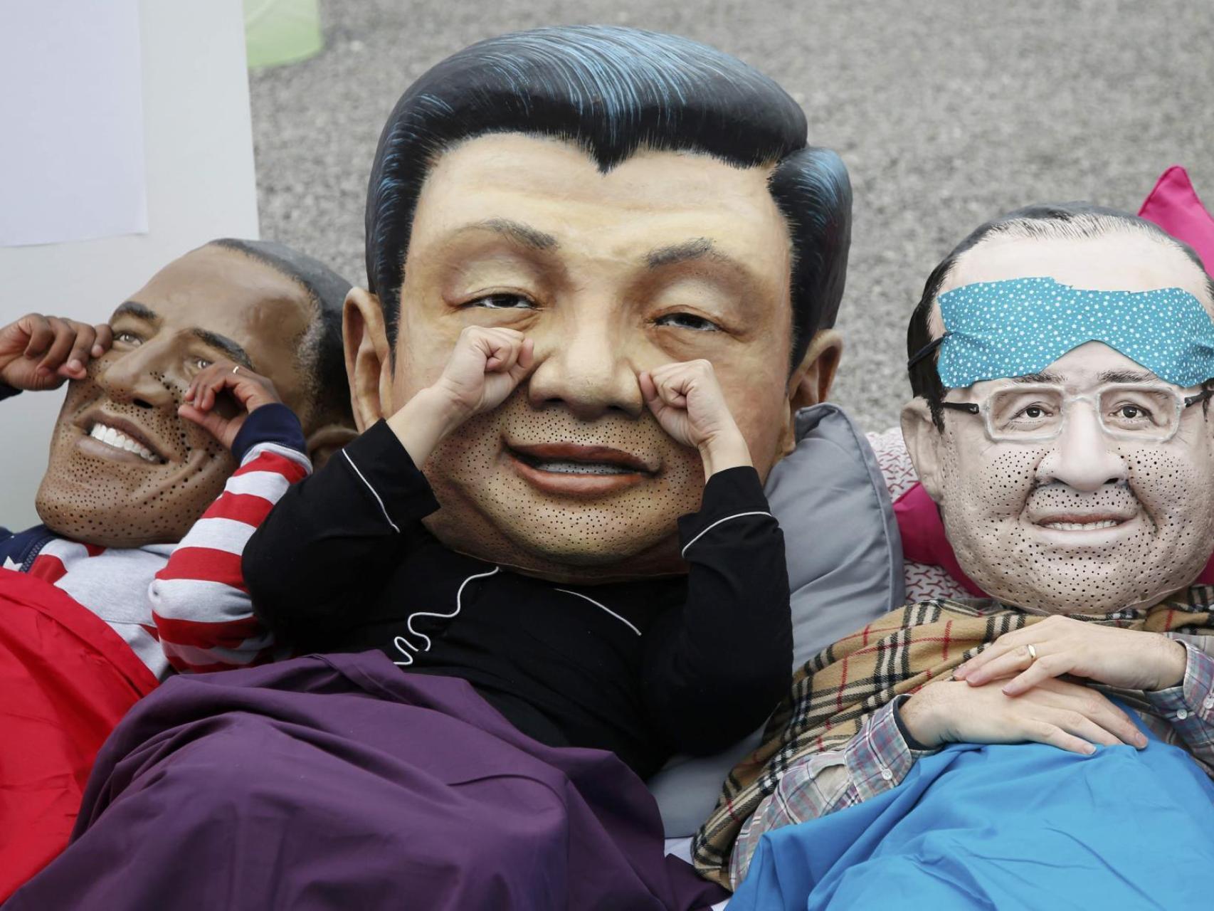 Está claro quiénes son los de la izquierda y derecha, ¿pero el del medio?