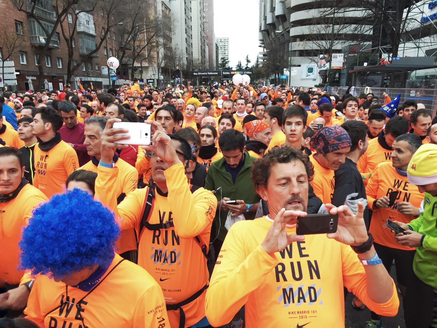 Los corredores, antes de tomar la salida en la carrera.
