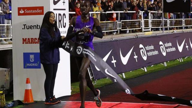 El atleta turco-keniata Mike Kigen a su llegada a la meta como vencedor de la tradicional San Silvestre Vallecana.