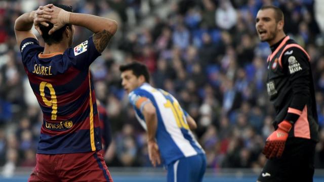 Luis Suárez se lamenta tras una ocasión fallada.