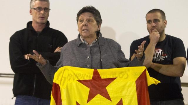 Los diputados de la CUP Gabriela Serra (c), Sergi Saladié (i) y Xevi Generó.