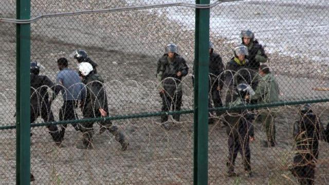 Las autoridades marroquíes detienen a algunos de los inmigrantes.